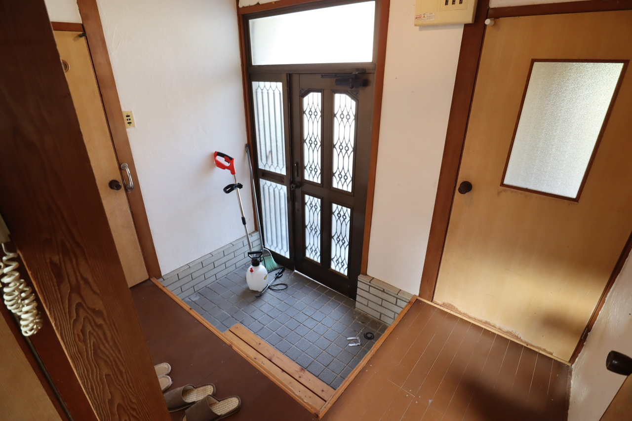 額田部北町戸建の玄関