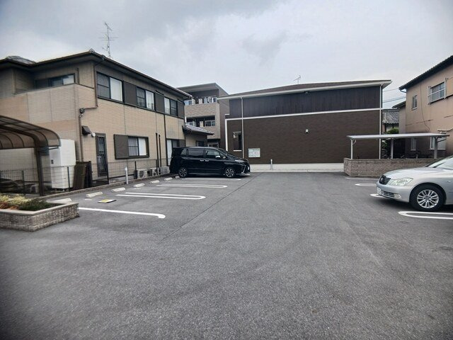 橿原市常盤町のアパートの駐車場