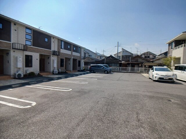 橿原市今井町３丁目のアパートの駐車場
