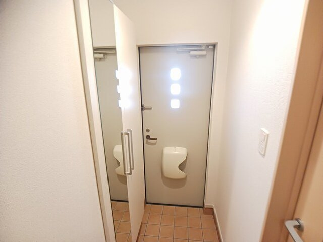 橿原市今井町３丁目のアパートの玄関