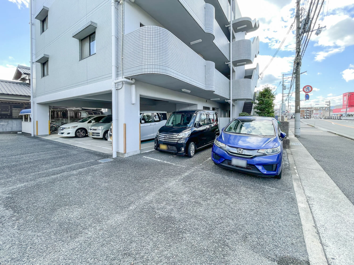 ファミール中野の駐車場