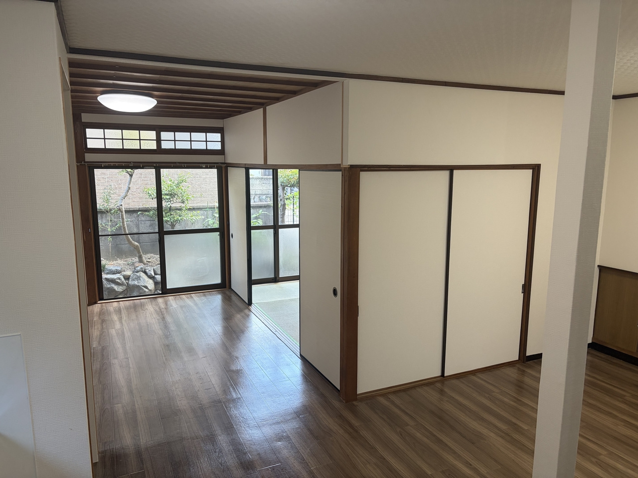 秋篠三和町1丁目戸建の居間・リビング
