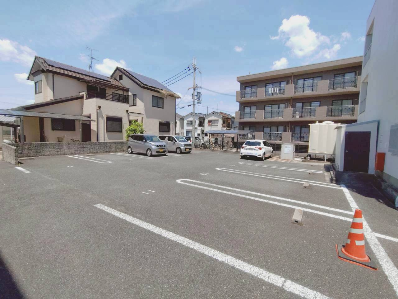 サンライズビルの駐車場