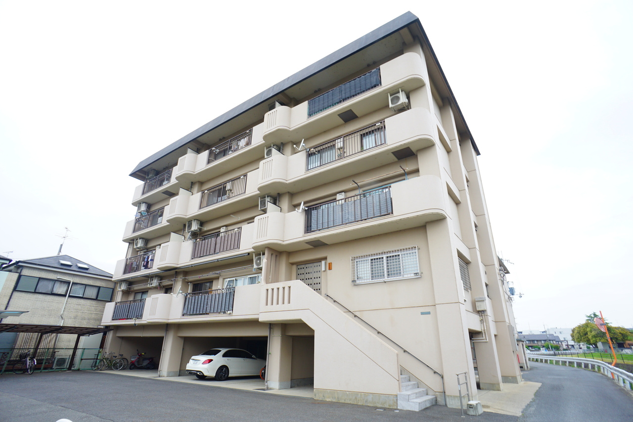 マンション平沼の外観