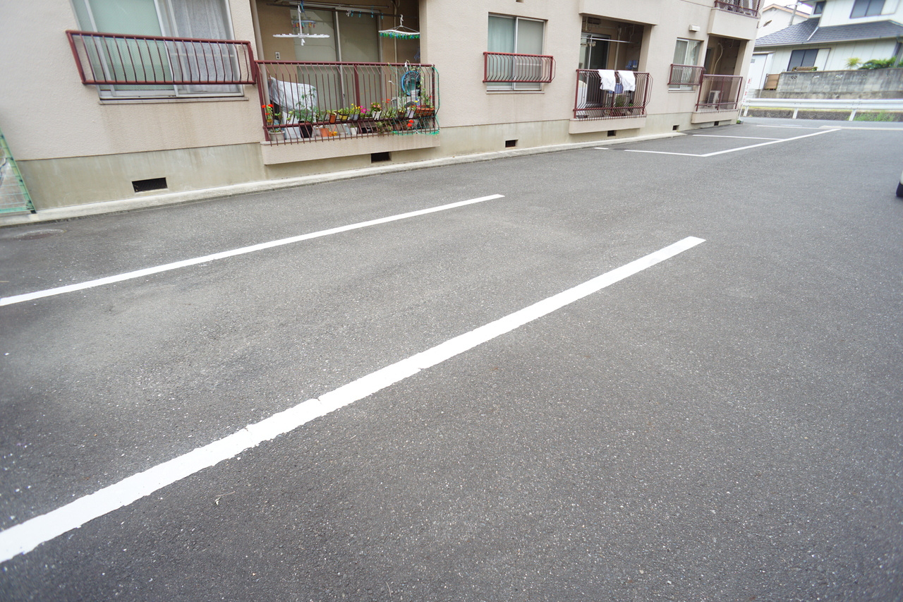 マンション平沼の駐車場