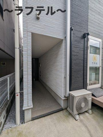 所沢市くすのき台３丁目のアパートのエントランス