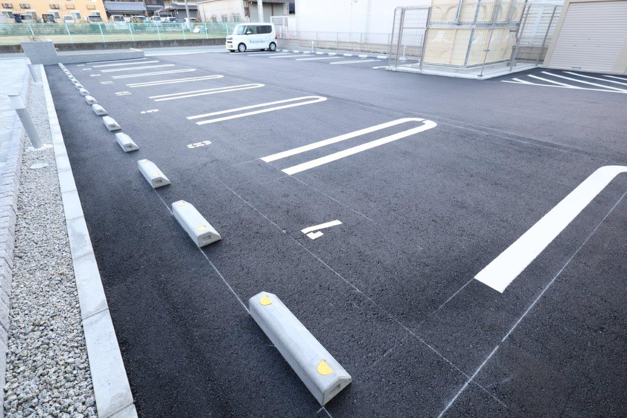 ハルズ　ＨＩＮＯＤＥの駐車場