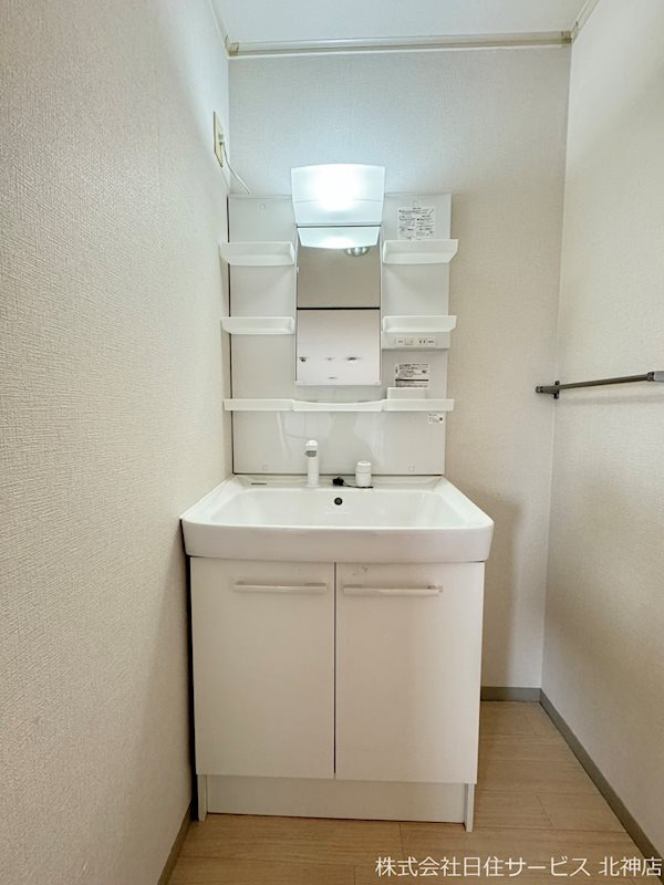 セトルメント六甲|シャワー切替え付き洗面台！鏡付きで朝の身支度がしやすいです。