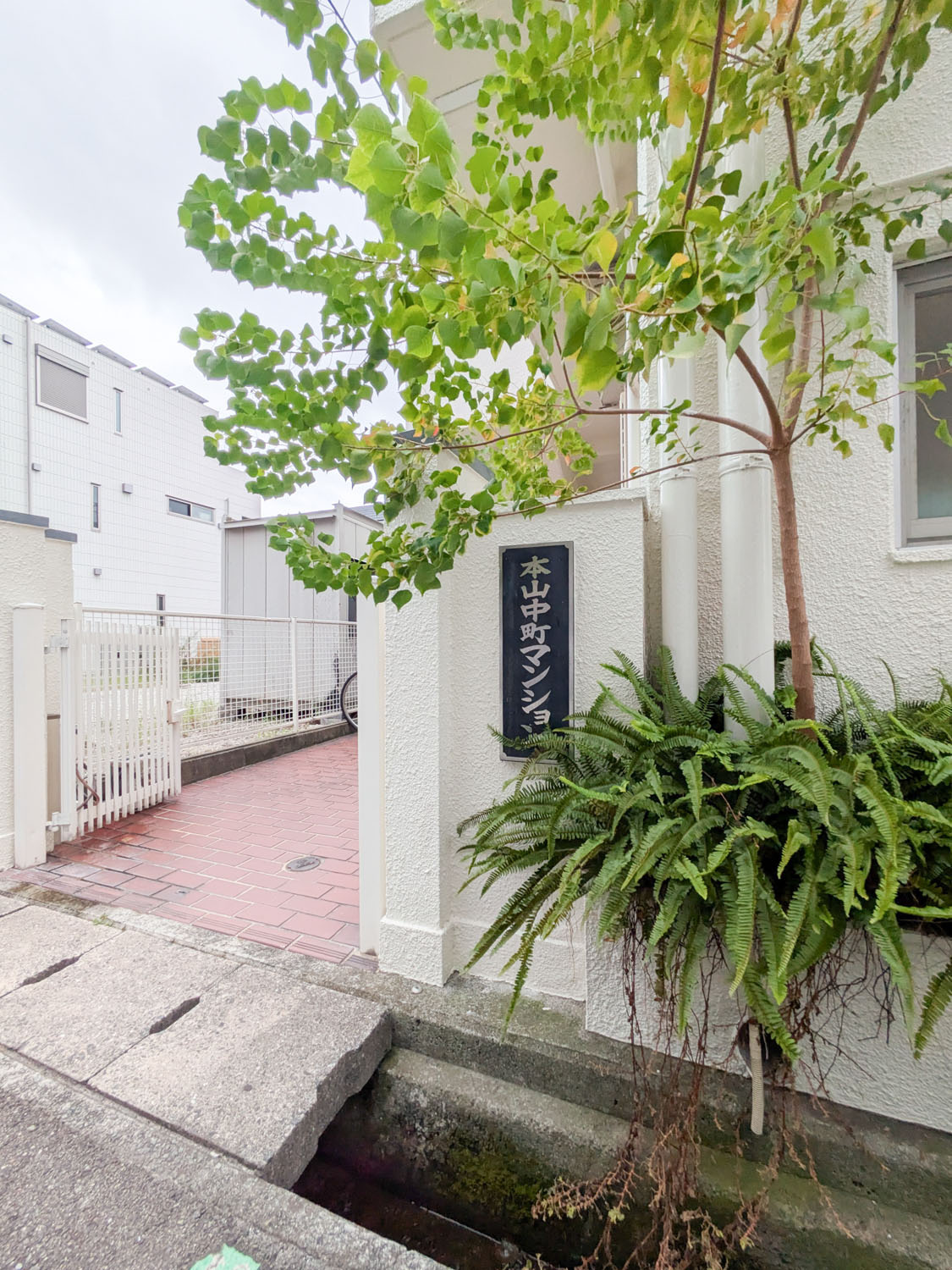 本山中町マンションのエントランス