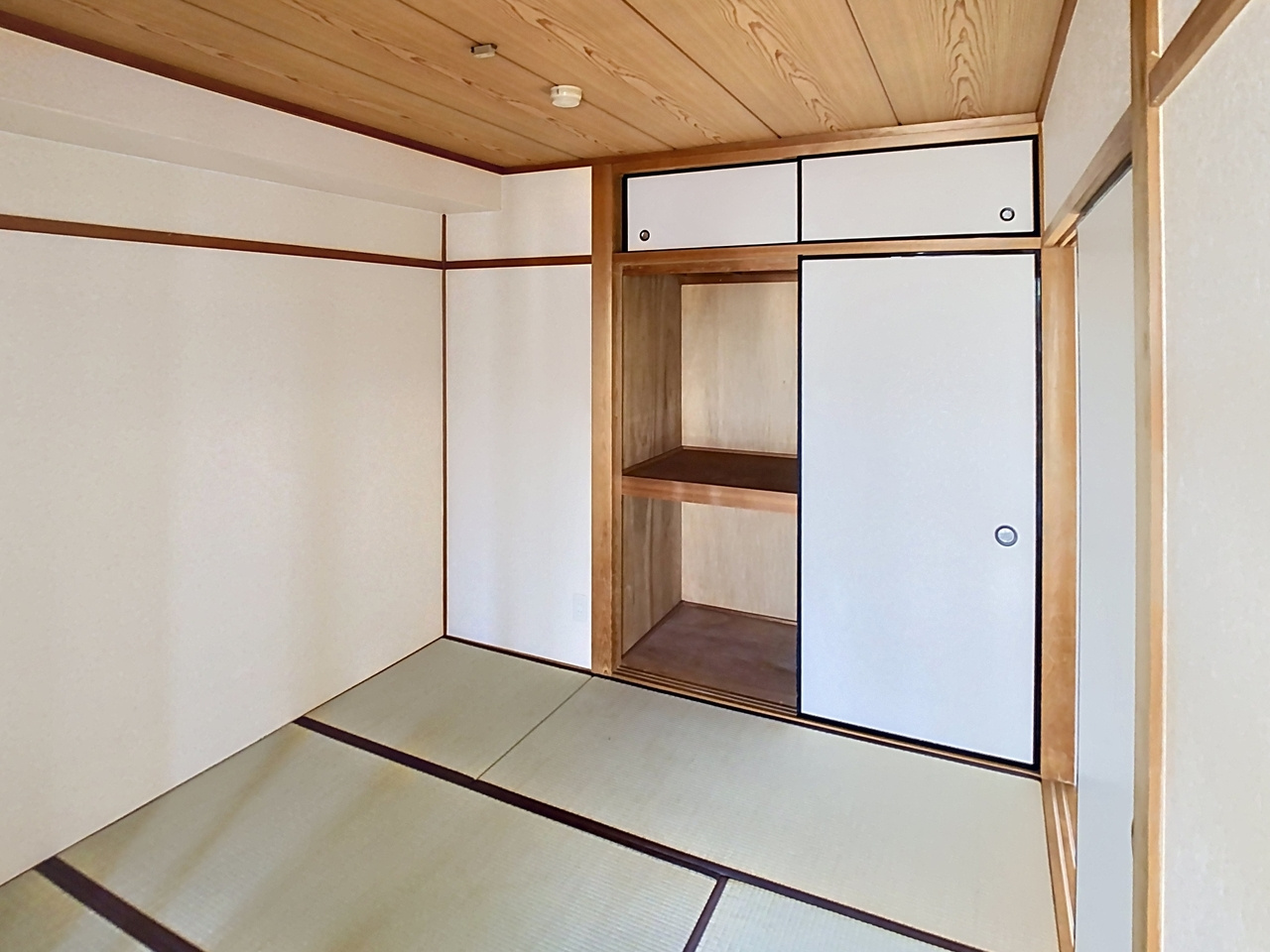 シャトー天理の和室