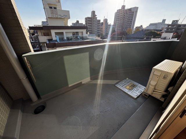川口市飯塚１丁目の賃貸マンションのバルコニー|別号室の参考写真です。