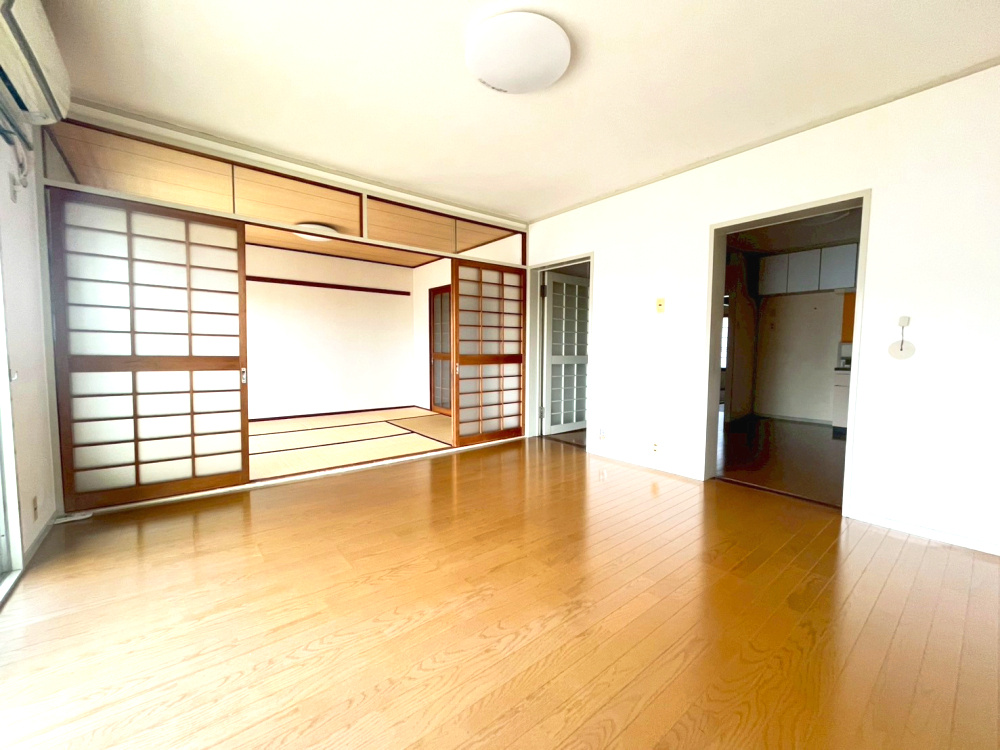 上高丸住宅1号棟の居間・リビング|ゆったりとした居間です