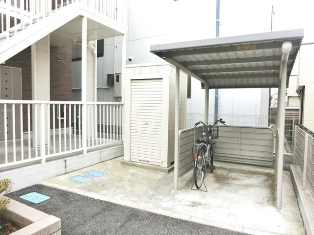 ブローブランのエントランス|★敷地内に屋根付き駐輪場を完備しています。★