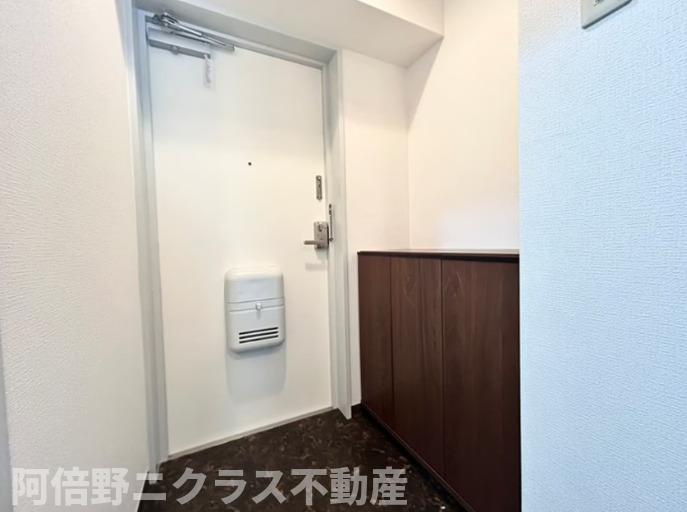 クレセントコートの玄関|内装は別部屋の参考写真です。
