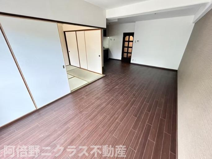 クレセントコートの居間・リビング|内装は別部屋の参考写真です。