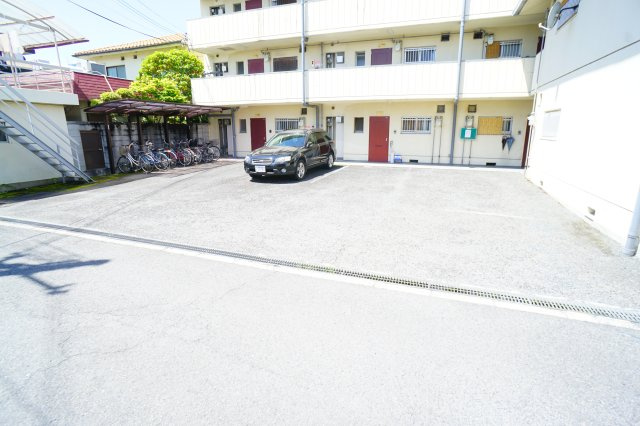 ハイツ小嶋の駐車場