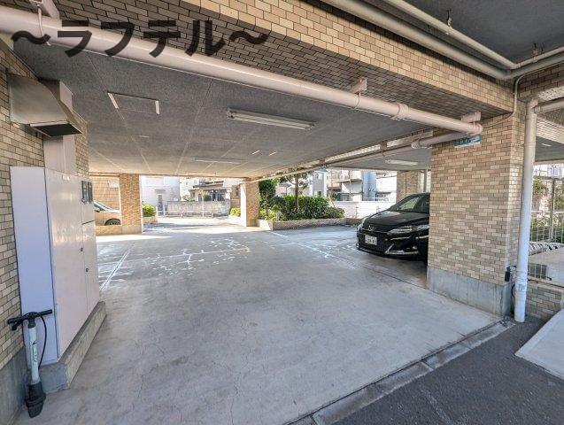 メーゾン狭山ヶ丘の駐車場
