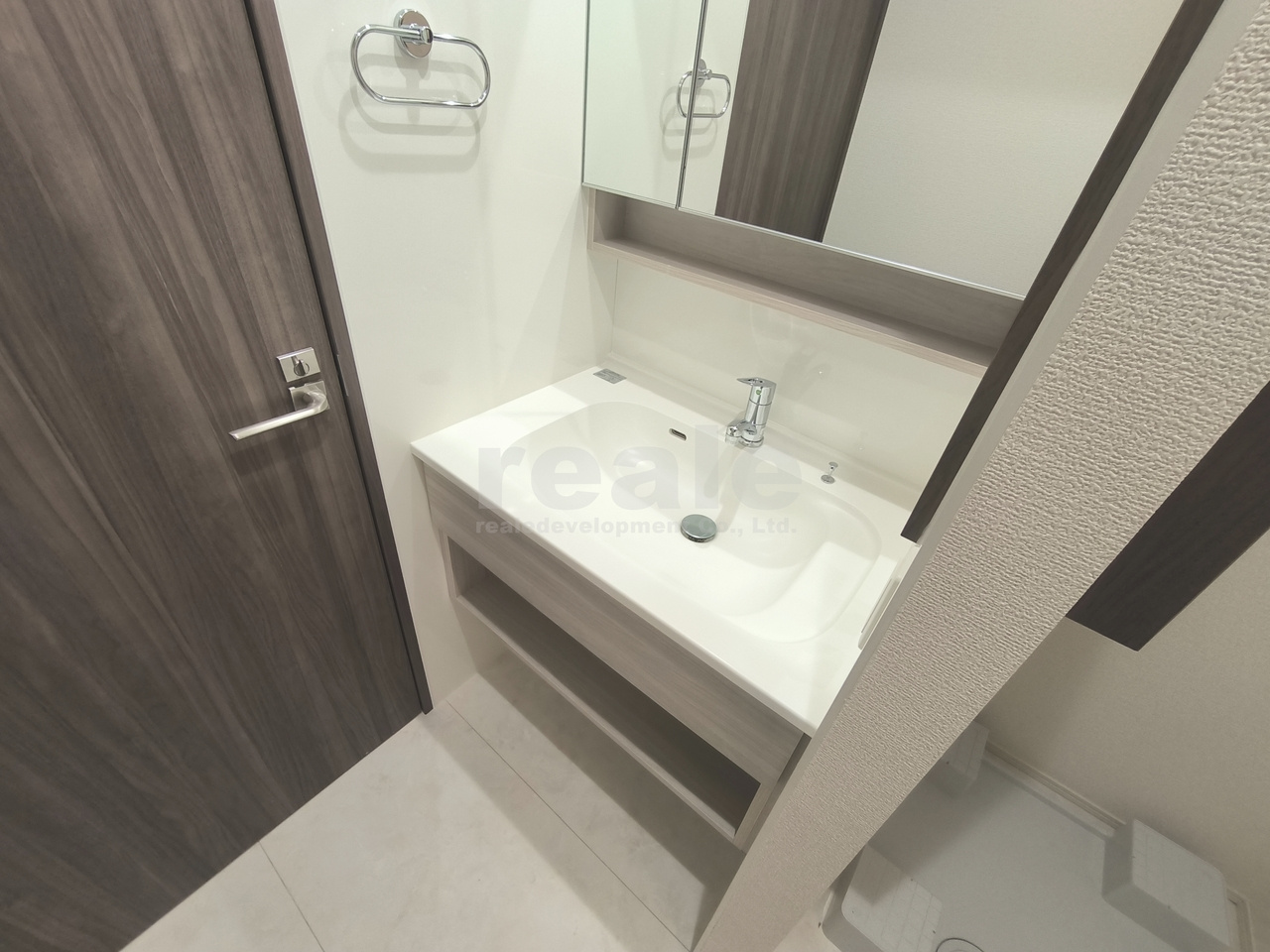 調布市深大寺東町７丁目のアパートの居間・リビング