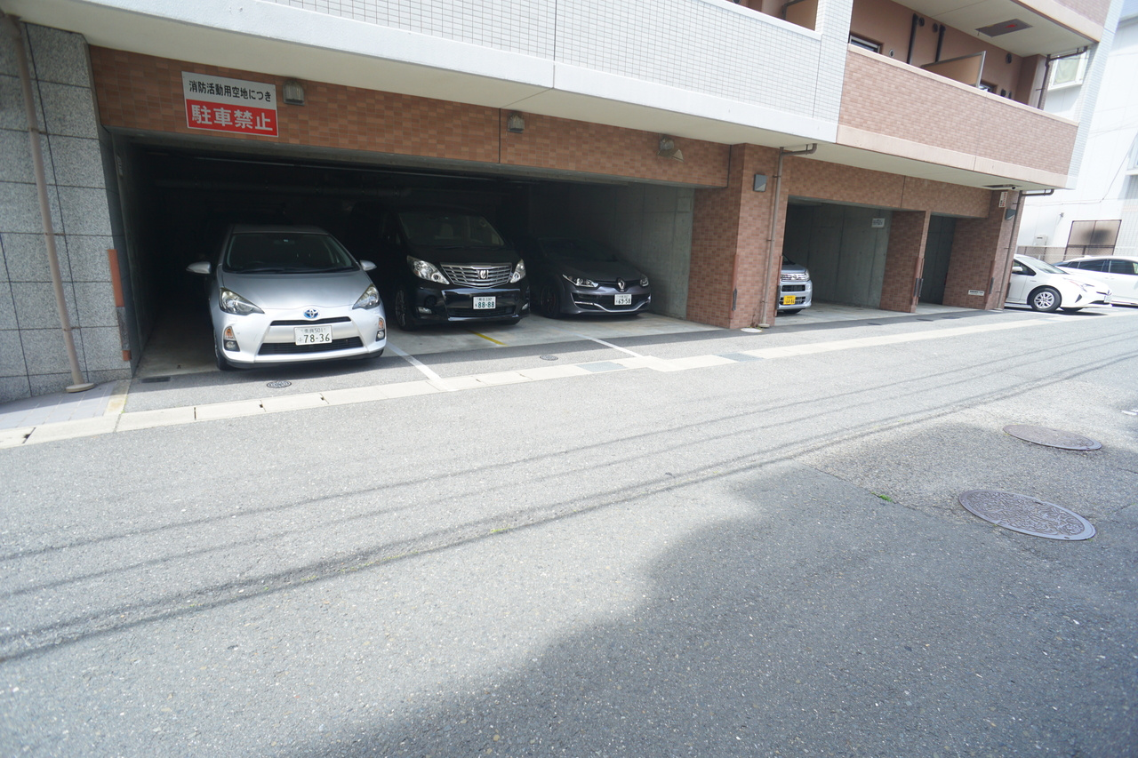 グランディス朱雀の駐車場