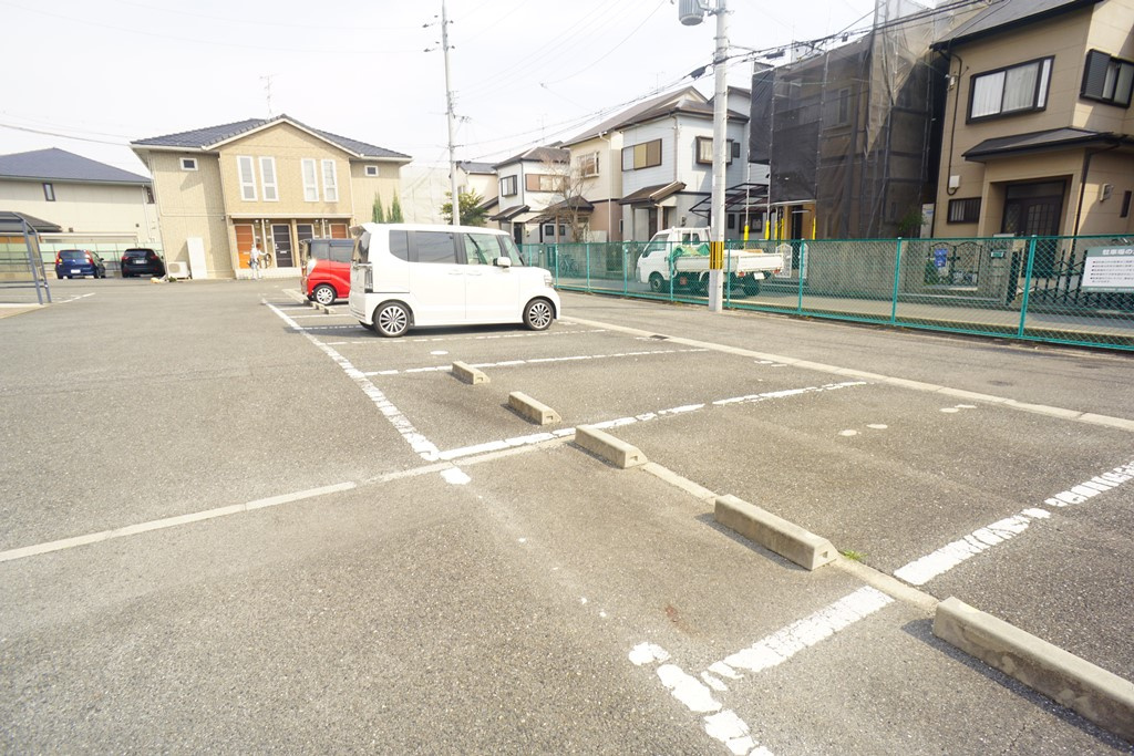コンフォールの駐車場