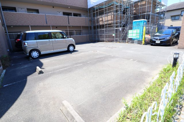 プライムガーデンの駐車場