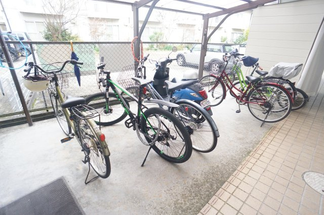 リバーサイド新大宮の駐車場