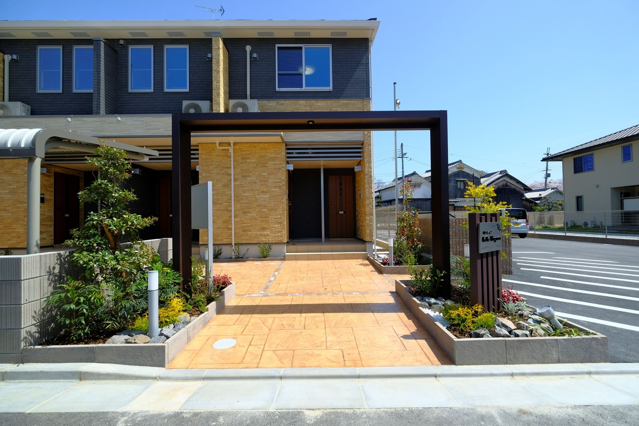 橿原市雲梯町のアパートのエントランス