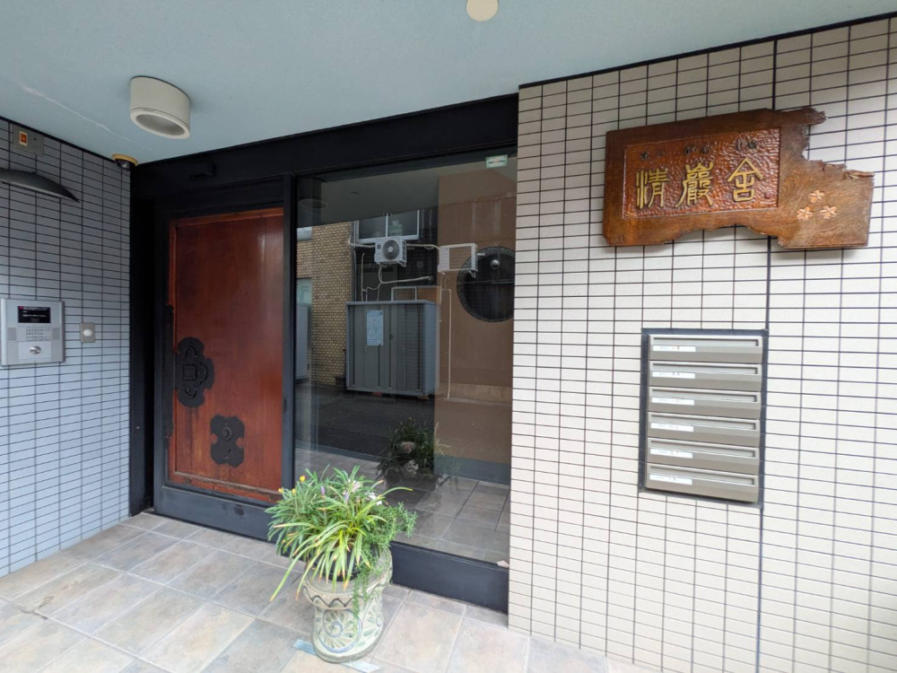 宝塚市南口２丁目のマンションのエントランス|落ち着いたエントランスです