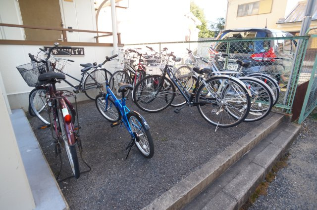 八木ロイヤルハイツの駐車場