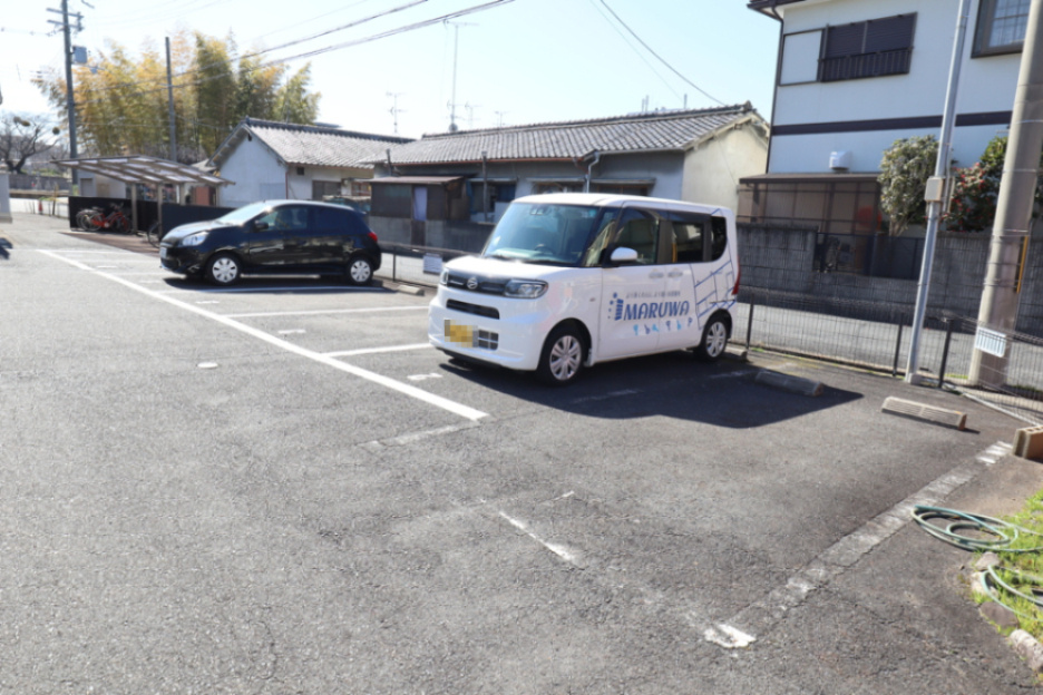 リビングタウン南八木の駐車場
