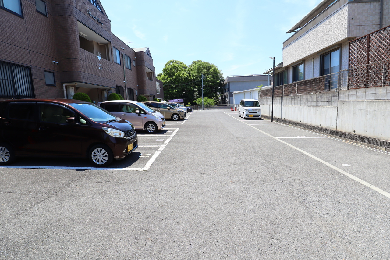 フローラルコートの駐車場