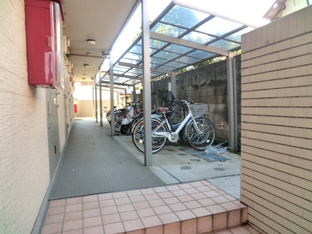 リースランド浦和のその他共用部分|★敷地内に屋根付き駐輪場を完備しています。★