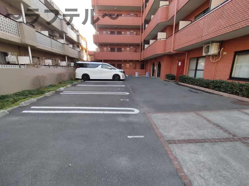 所沢市東住吉の賃貸マンションの駐車場