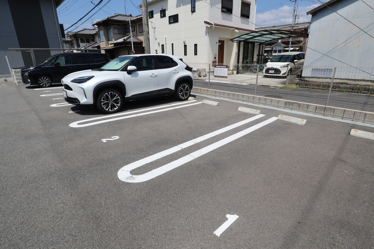 フィオレンテ大和の駐車場