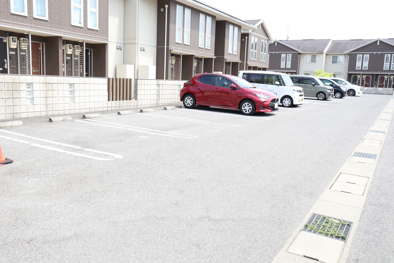 ヴィルヌーブＡ棟の駐車場