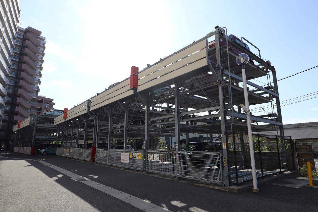 プレミスト天理の駐車場