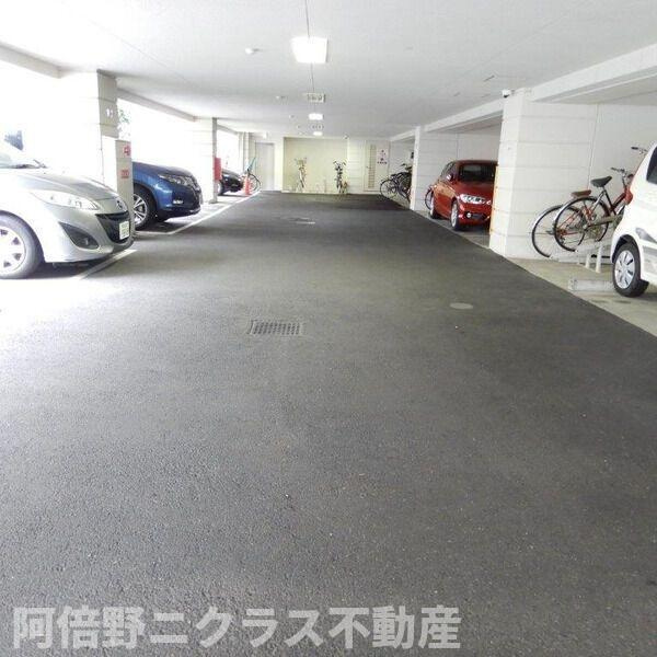 メゾン・ド・成屋大阪の駐車場
