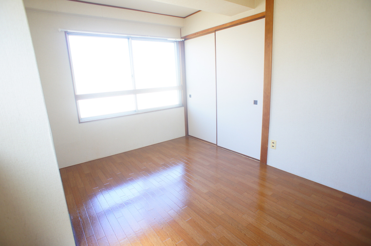 海老山マンションの洋室