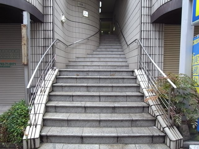 ＩＭＮビルのエントランス