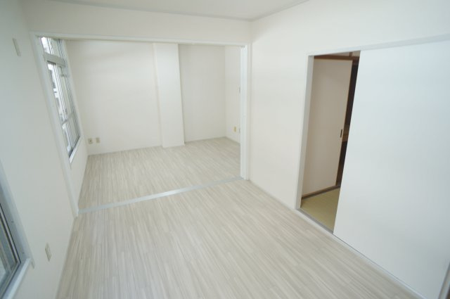 新栄マンションの洋室