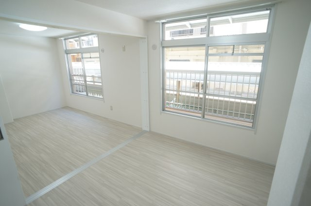 新栄マンションの洋室