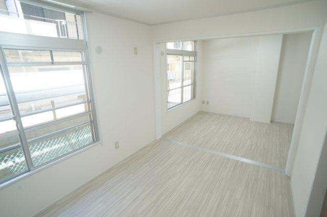 新栄マンションの洋室