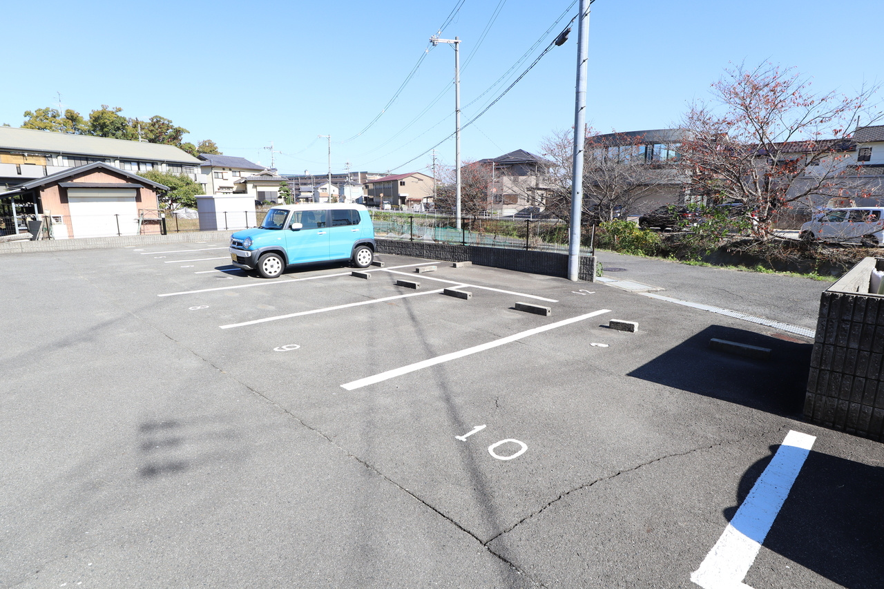 レオパレス二上の駐車場