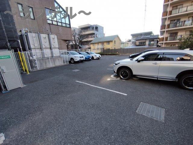 ラフィネ所沢の駐車場