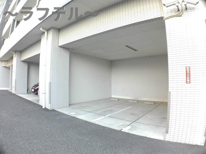 ラフィネ所沢の駐車場
