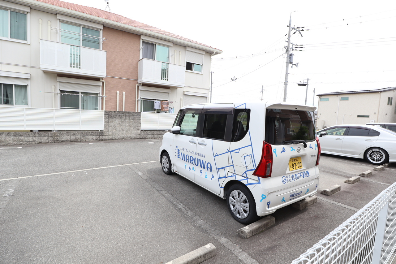 シャーメゾン秋山Ｂの駐車場
