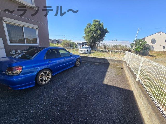 シャーメゾンアラタの駐車場