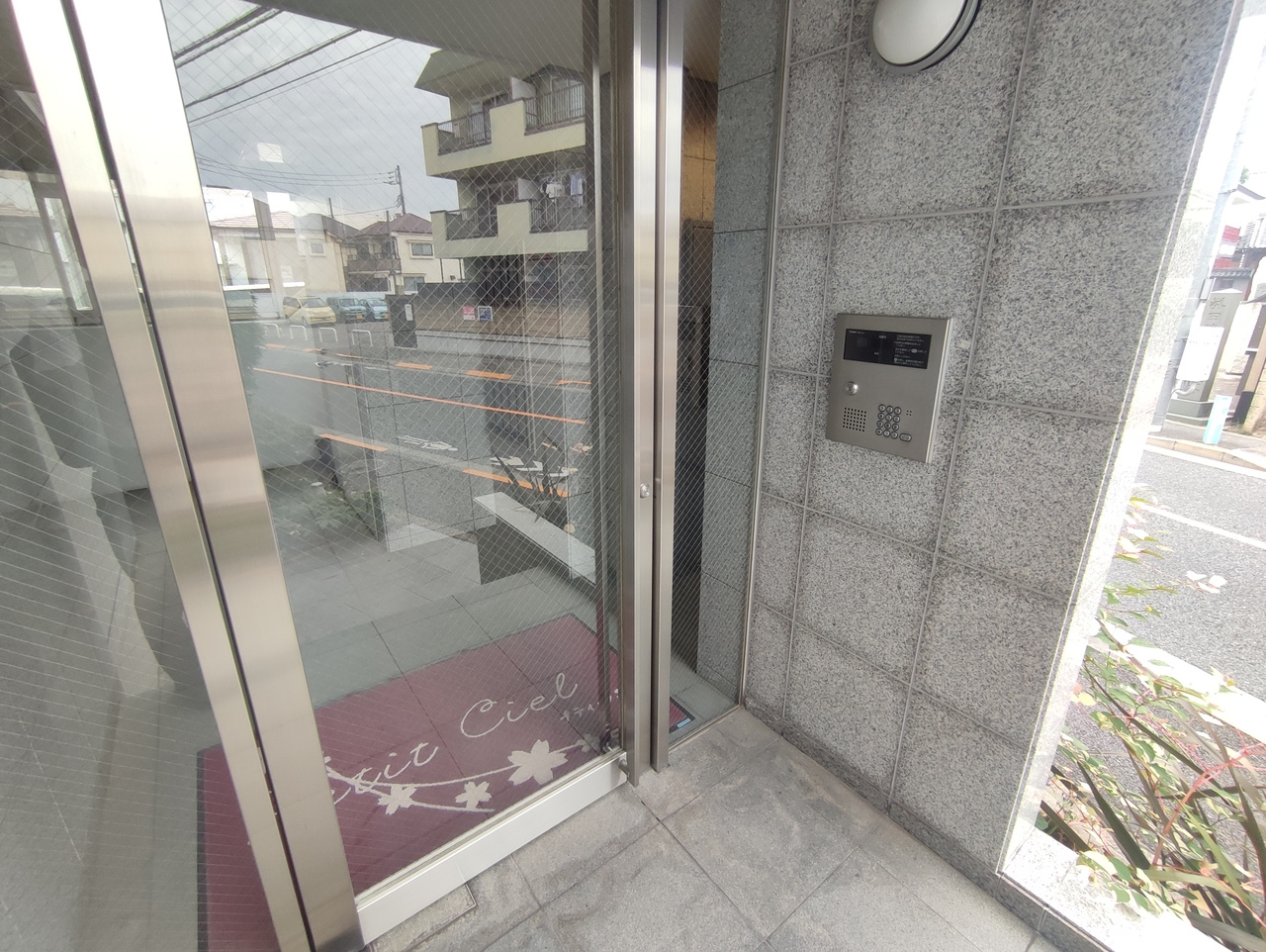 三鷹市中原２丁目の賃貸マンションのロビー