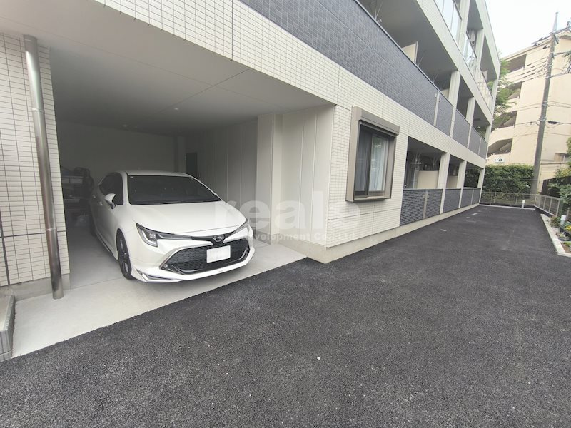 三鷹市中原３丁目の賃貸マンションの駐車場