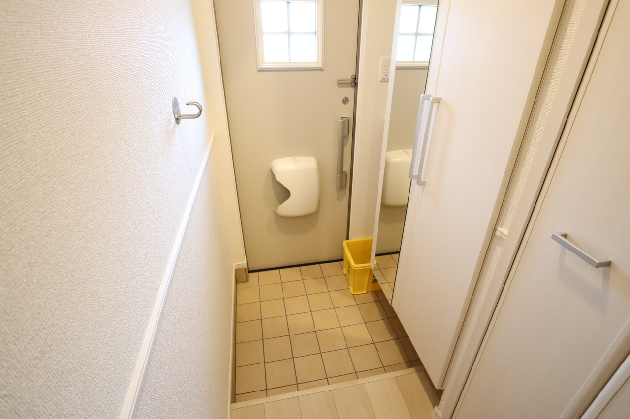 橿原市東坊城町のアパートのエントランス